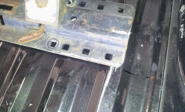 Fifth wheel rails